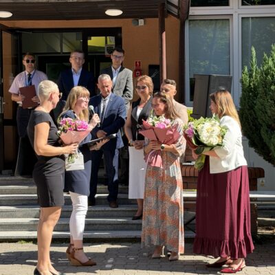 Zakończenie roku szkolnego 2025/26 w SP5, pożegnanie dyrektor Moniki Halczak, fot. UMR