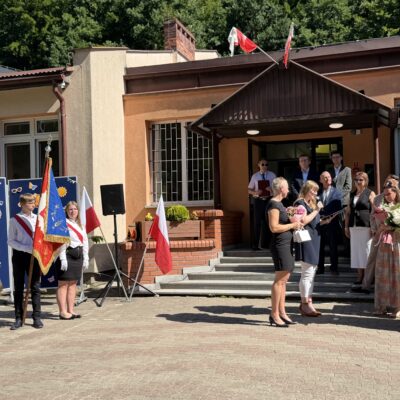 Zakończenie roku szkolnego 2025/26 w SP5, pożegnanie dyrektor Moniki Halczak, fot. UMR