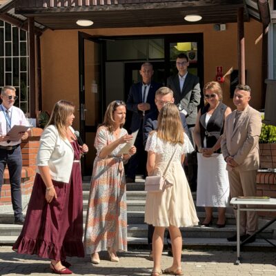 Zakończenie roku szkolnego 2025/26 w SP5, pożegnanie dyrektor Moniki Halczak, fot. UMR