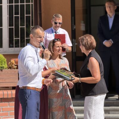 Zakończenie roku szkolnego 2025/26 w SP5, pożegnanie dyrektor Moniki Halczak, fot. UMR