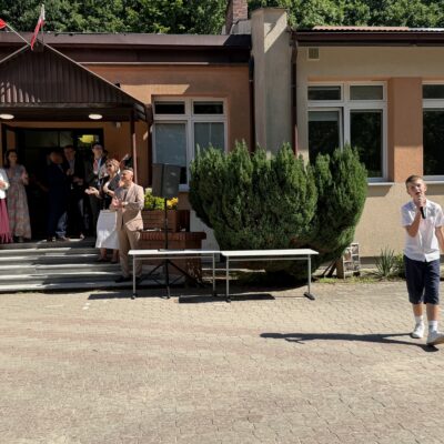 Zakończenie roku szkolnego 2025/26 w SP5, pożegnanie dyrektor Moniki Halczak, fot. UMR